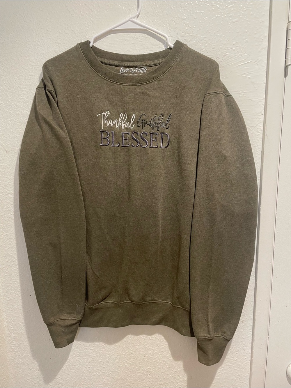 Love & Faith Embroidered "Thankful Grateful Blessed" Crewneck M • Olive 💚